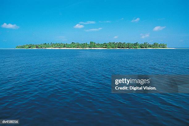 himendhoo ari atoll, maldives - land in sicht stock-fotos und bilder