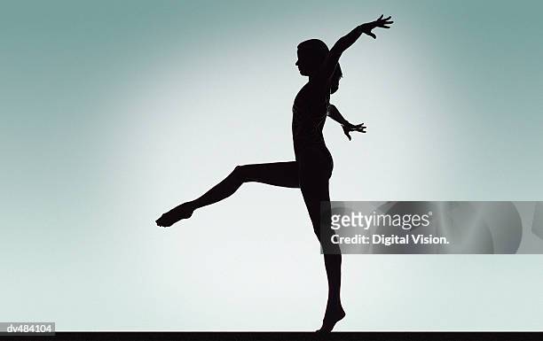 gymnast on balance beam - 女子体操 個照片及圖片檔