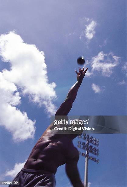 shot putter in action - saut et lancer d'athlétisme masculin photos et images de collection