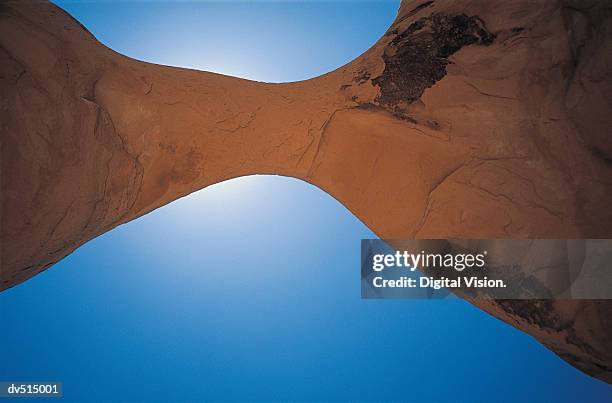 natural bridge, devils garden, arches national park, utah, usa - devils garden arches national park stockfoto's en -beelden