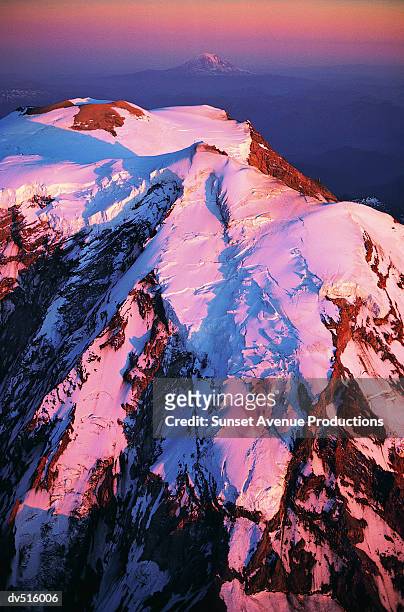 summit of mount rainier volcano, cascade mountain range, washington, usa - cascade range imagens e fotografias de stock
