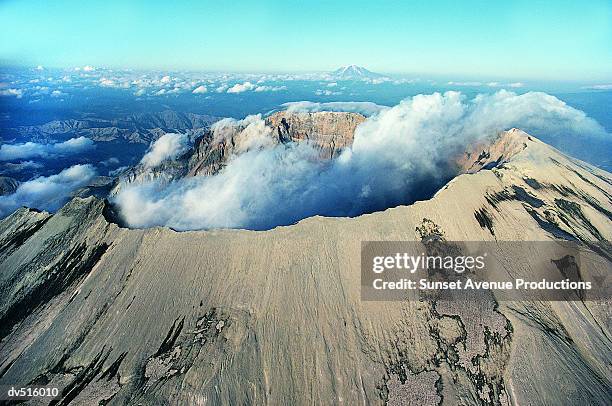 mount saint helens volcano, cascade mountain range, washington, usa - vulkankrater stock-fotos und bilder