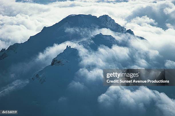 peak above the clouds, cascade mountain range, washington, usa - cascade range imagens e fotografias de stock