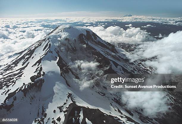 mount adams volcano, cascade mountain range, washington, usa - cascade range imagens e fotografias de stock