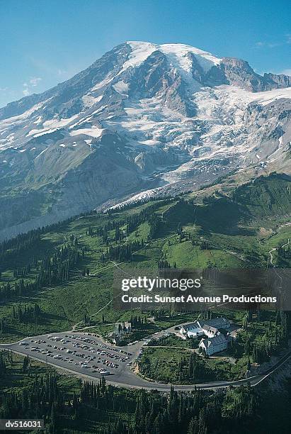 mount rainier volcano and paradise lodge, cascade mountain range, washington, usa - cascade range imagens e fotografias de stock