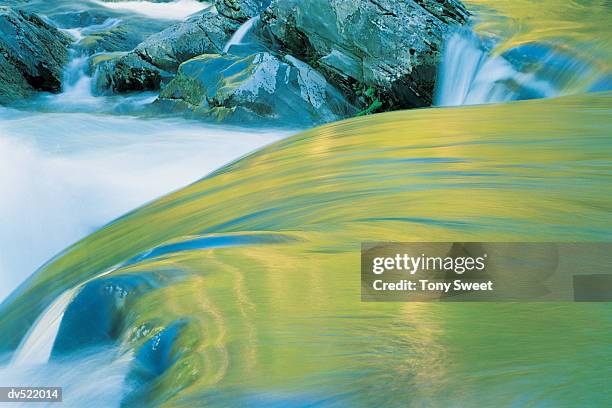 reflection on fast flowing water, greenbriar, great smoky mountains, tennessee, usa - perry_county,_tennessee fotografías e imágenes de stock
