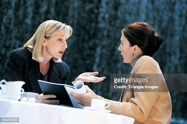 two businesswomen talking at outdoor cafe - triangle day 2 stock-fotos und bilder