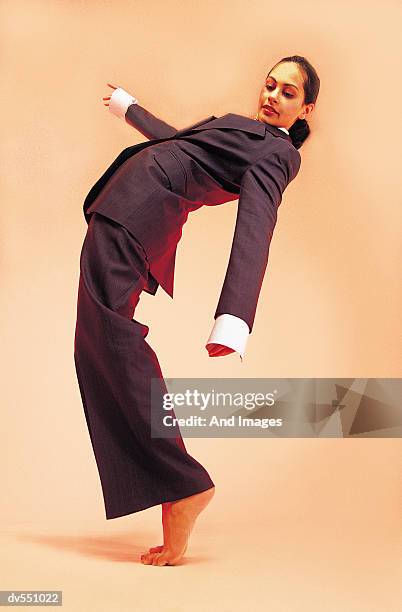 businesswoman bending over backwards - renversement des rôles photos et images de collection