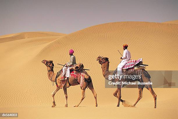 men travelling on camel, jaiselmer, india - jaisalmer fotografías e imágenes de stock