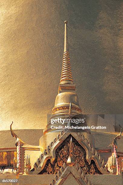 spire of bangkok royal palace - gauja national park fotografías e imágenes de stock