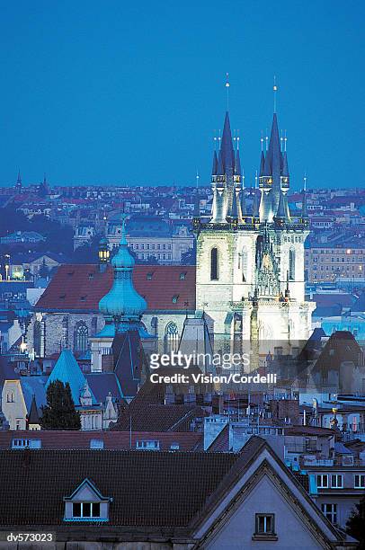 czech republic cityscape - teynkirche stock-fotos und bilder