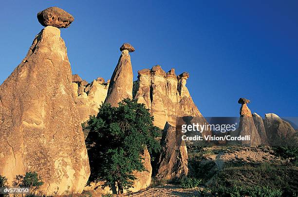 rock formations - anatolia central fotografías e imágenes de stock