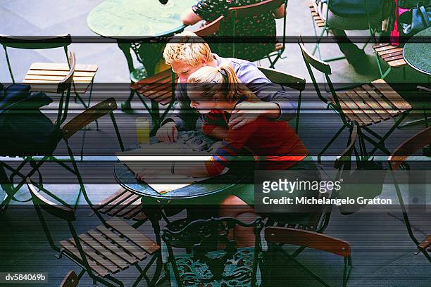 couple on cafe terrace, covent garden, london, england - the weekend in news around the world stockfoto's en -beelden