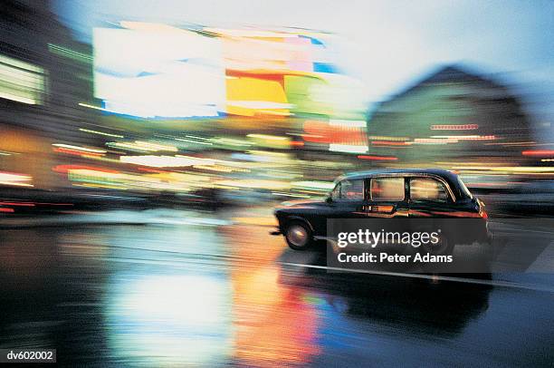 piccadilly circus, london, uk - panning imagens e fotografias de stock