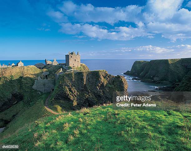 dunnottar castle, stonehaven, scotland, europe - grampian scotland stock-fotos und bilder