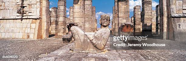 chac mool, templo de los guerreros, chichen itza, yucatan, mexico - ancient mayan gods stockfoto's en -beelden