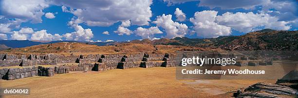 inca fort at sacsayhuaman, cusco, peru - bezirk cuzco stock-fotos und bilder