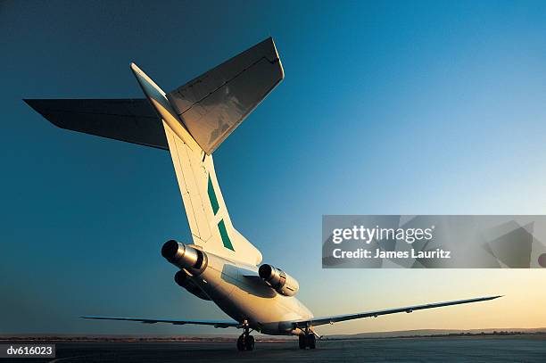 airplane on tarmac - taxiing stock pictures, royalty-free photos & images