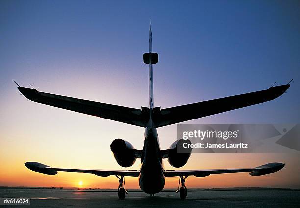 airplane on tarmac - taxiing stock pictures, royalty-free photos & images