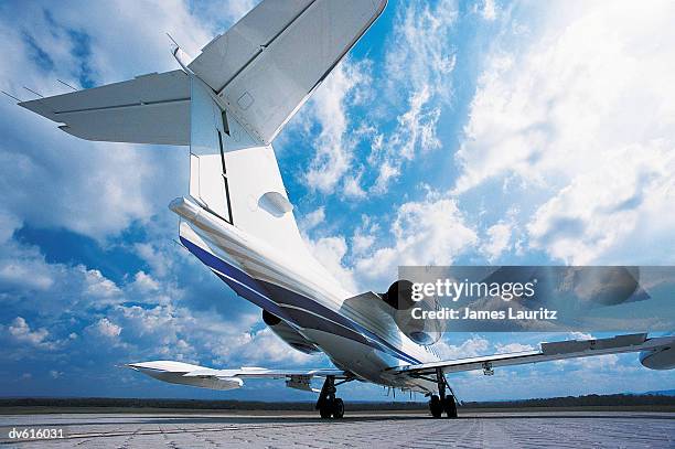 jet on tarmac - taxiing stock pictures, royalty-free photos & images