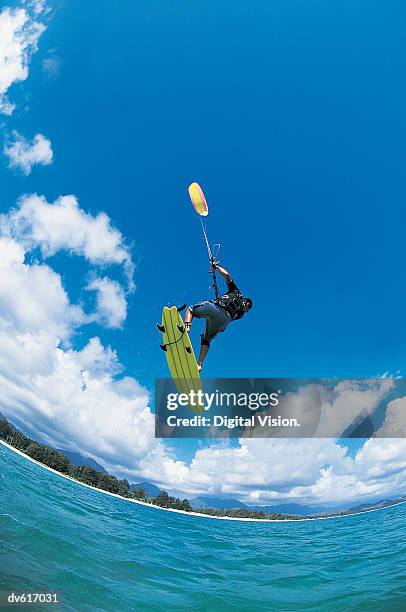 man kitesurfing - waipio valley stockfoto's en -beelden