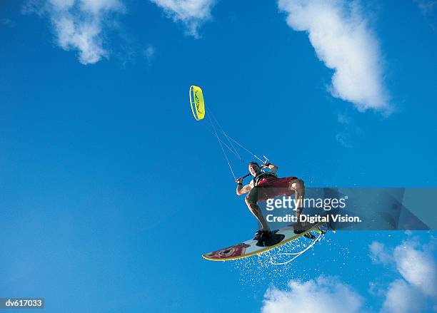 man kitesurfing - waipio valley stock-fotos und bilder