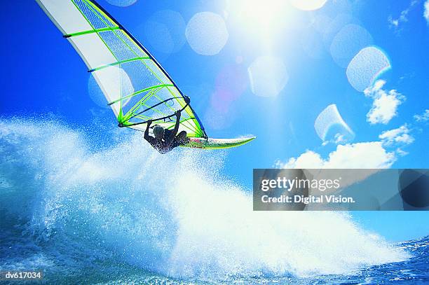 man windsurfing - windsurfing fotografías e imágenes de stock