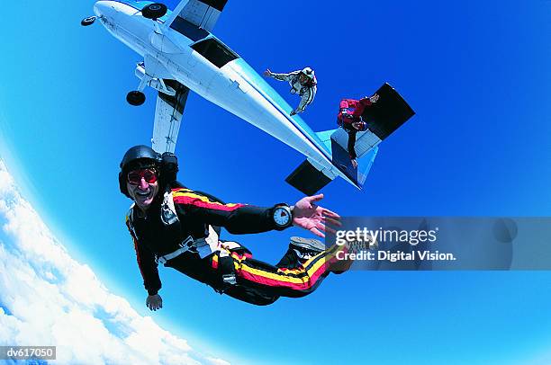 man skydiving - skydiving stock-fotos und bilder