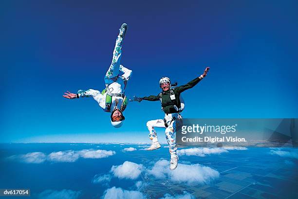 women skydiving - fallschirmspringer stock-fotos und bilder