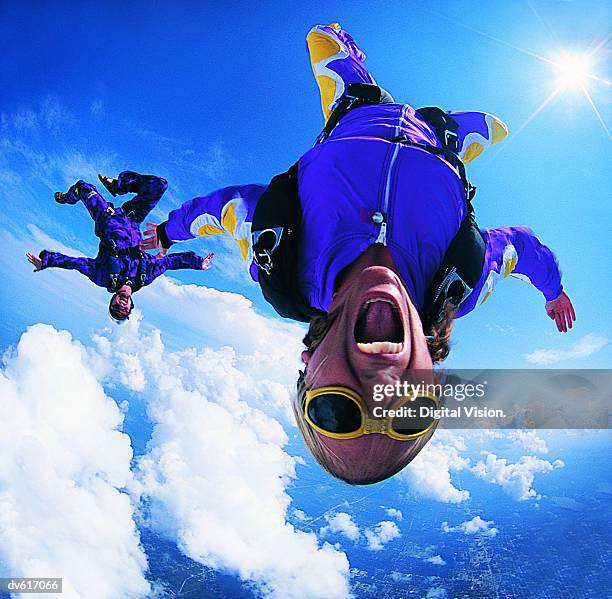 women skydiving - fallschirmsprung stock-fotos und bilder