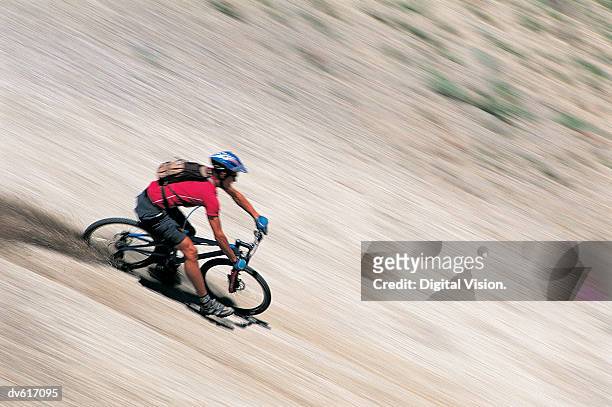 man mountain biking - panorering bildbanksfoton och bilder