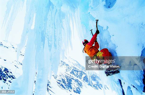 man ice climbing - ice climbing stockfoto's en -beelden