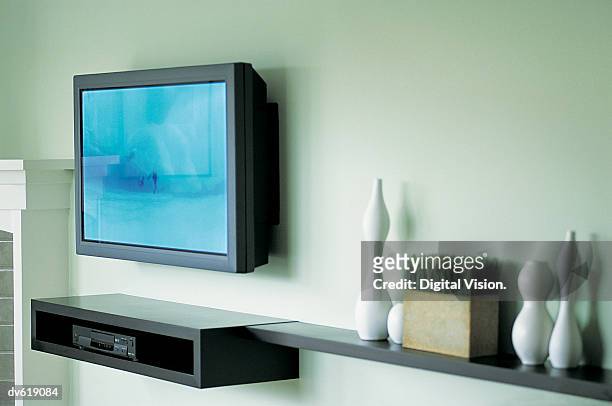 flat screen tv mounted on wall - video wall fotografías e imágenes de stock