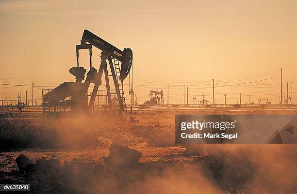 oil well, maricopa, ca,usa - 油井やぐら ストックフォトと画像
