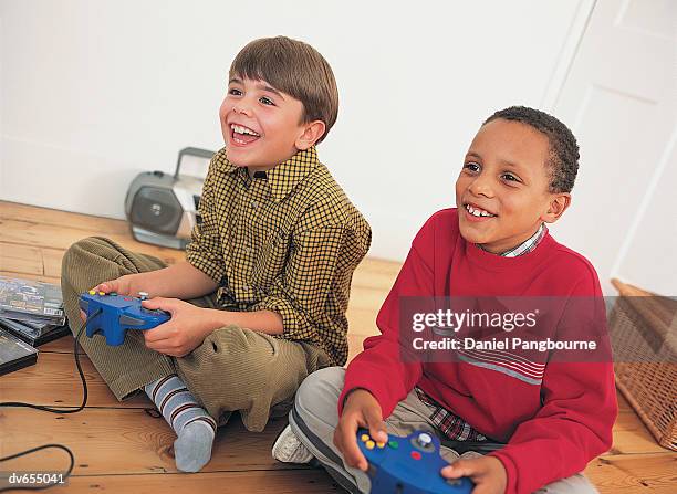 two friends playing a computer game - daniel fotografías e imágenes de stock