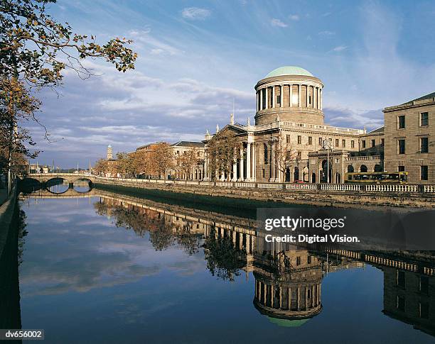 four courts and river liffey, dublin, ireland - dublin 個照片及圖片檔