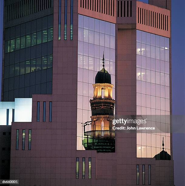 mosque reflection, manama, bahrain - lawrence of arabia fotografías e imágenes de stock