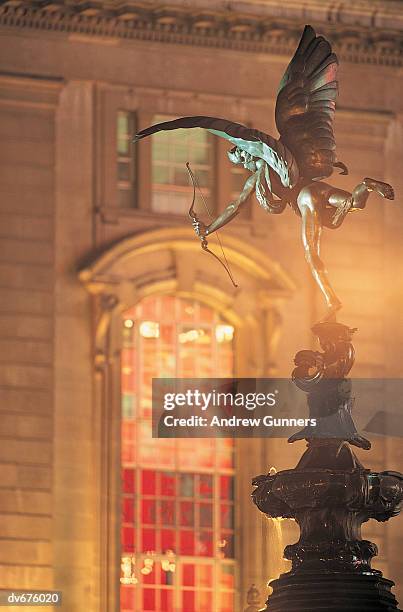 statue of eros, piccadilly circus, london, england - londres intramuros photos et images de collection