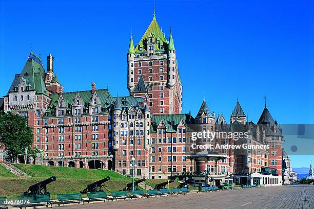 chateau frontenac, haute village, quebec city, canada - hotel chateau frontenac stock-fotos und bilder