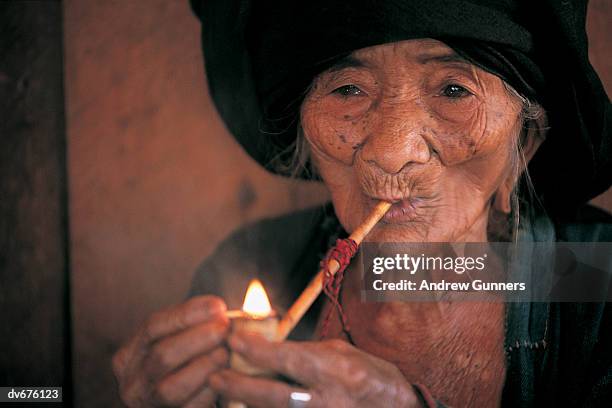 old woman from maku tribe, burma - birmaanse cultuur stockfoto's en -beelden