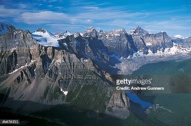 lake louise and valley of ten peaks, canada - valley of the ten peaks stock-fotos und bilder