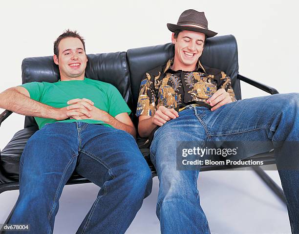 portrait of two men smiling - tweezits bankje stockfoto's en -beelden