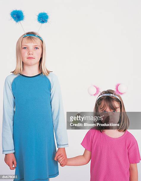 portrait of two sisters - haarreifen mit sternchen stock-fotos und bilder