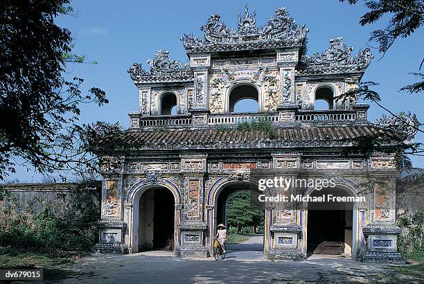 hien nhan gate (gate of humanity), imperial city, hue, vietnam - city gate stock pictures, royalty-free photos & images