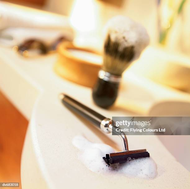 razor and shaving brush - scheerkwast stockfoto's en -beelden