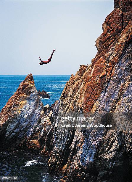 la quebrada cliff diver, acapulco, mexico - klippenspringen stock-fotos und bilder