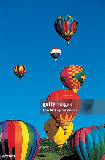 colorful hot air balloons - festival of flight to mark london biggin hill airports centenary year celebrations stockfoto's en -beelden