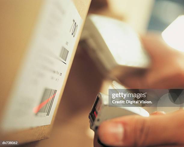 worker scanning barcode on box with barcode reader - e reader - fotografias e filmes do acervo