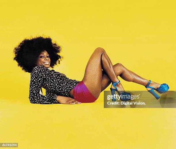 portrait of a woman with an afro - colorsurgetrend imagens e fotografias de stock