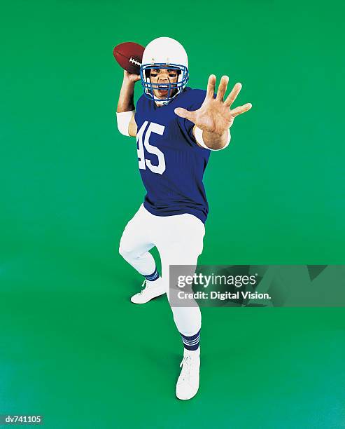 portrait of an american football player - football player - fotografias e filmes do acervo